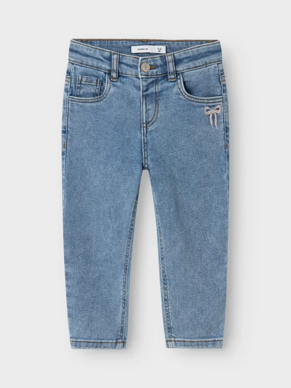 NMFBELLA_MOM_EMB_JEANS_1224_SM_NOOS_3